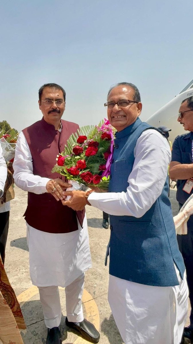 sanjay_saraogi's tweet image. पटना आगमन पर माननीय केंद्रीय कृषि एवं किसान कल्याण तथा ग्रामीण विकास मंत्री सह केंद्रीय पर्यवेक्षक श्री @ChouhanShivraj जी का पुष्पगुच्छ भेंट कर आत्मीय स्वागत किया।

#Bihar #patna #NDA4Bihar