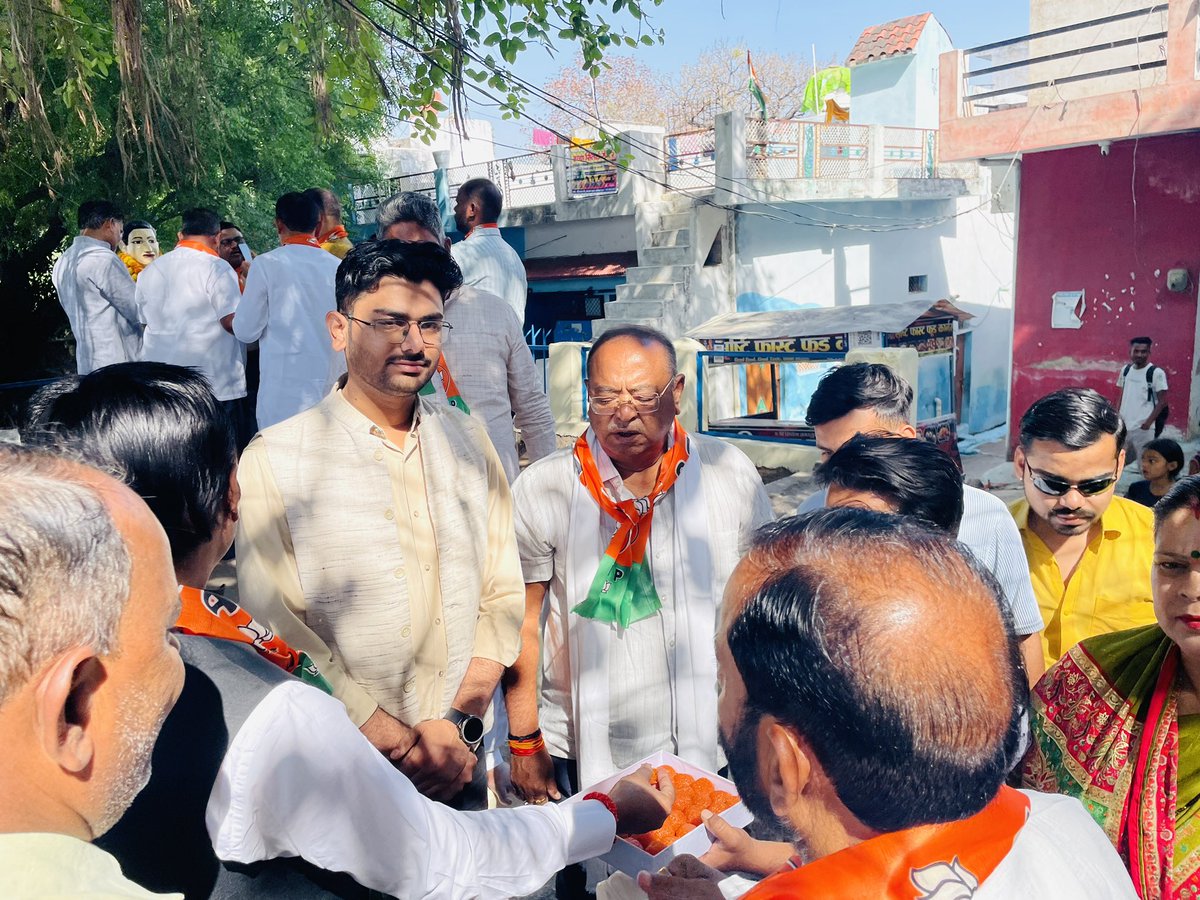 SamarthDwivedii's tweet photo. आज 'भारत रत्न' बाबा साहेब डॉ. भीमराव अंबेडकर जी की जयंती के अवसर पर कल्याण सागर महोबा स्थित प्रतिमा पर माल्यार्पण कर श्रद्धांजलि अर्पित की

इस अवसर पर सदर विधायक महोबा श्री @rakeshgoswami_ जी,डीसीबी अध्यक्ष श्री @ChakrapaniTrip7 जी सहित पार्टी पदाधिकारी,कार्यकर्ताबंधु उपस्थित रहे https://t.co/CpkqiVoCOT