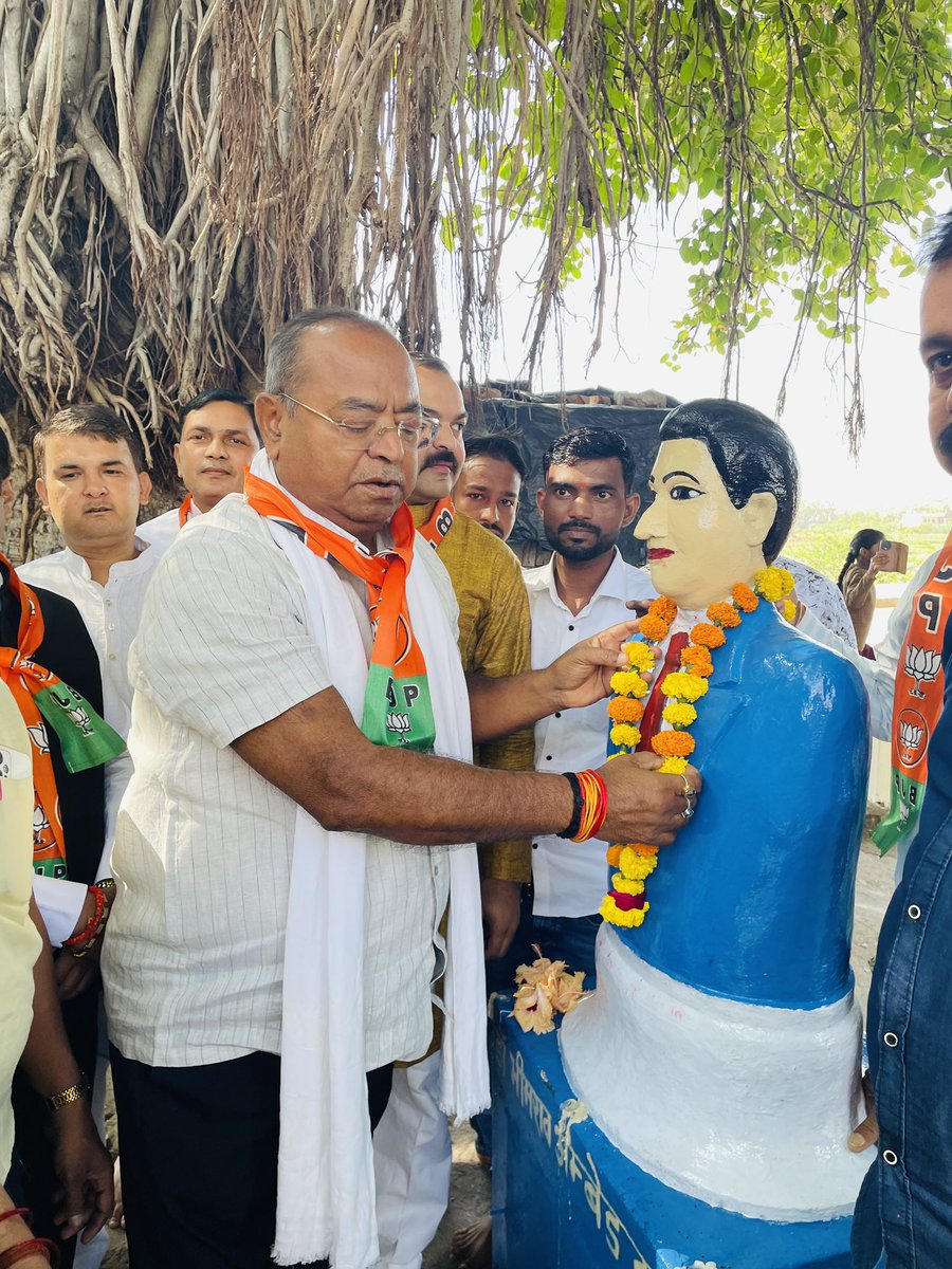 SamarthDwivedii's tweet photo. आज 'भारत रत्न' बाबा साहेब डॉ. भीमराव अंबेडकर जी की जयंती के अवसर पर कल्याण सागर महोबा स्थित प्रतिमा पर माल्यार्पण कर श्रद्धांजलि अर्पित की

इस अवसर पर सदर विधायक महोबा श्री @rakeshgoswami_ जी,डीसीबी अध्यक्ष श्री @ChakrapaniTrip7 जी सहित पार्टी पदाधिकारी,कार्यकर्ताबंधु उपस्थित रहे https://t.co/CpkqiVoCOT