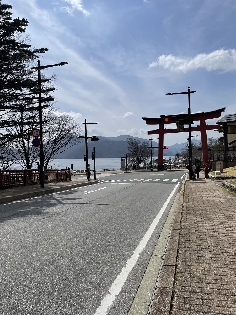 NKTNaui's tweet photo. 中禅寺湖、でっかーーーーい！
まあまあの標高にこんなでっかい湖あるのなんなん？！すげぃよね
遊覧船は休業中やったから、ただ眺めた
それはそれで、とてもよかった https://t.co/oVLWJUFuK5