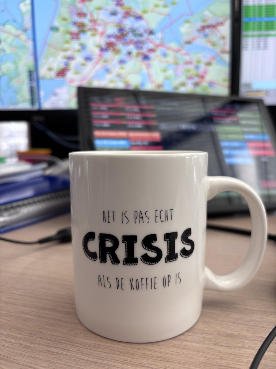 Rutger_76's tweet photo. Hard aan het werk op de meldkamer, met mijn toepasselijke koffiemok 🤪 🚑☕️ #dmvda https://t.co/gFoJOnEZwB
