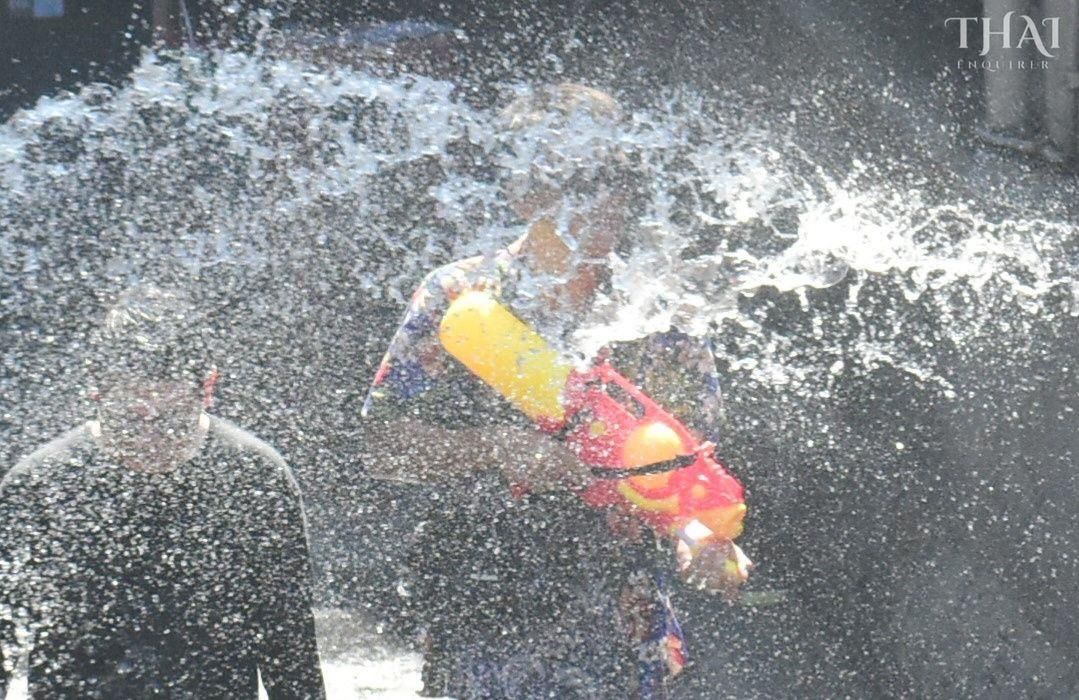 ThaiEnquirer's tweet image. The splashes of Songkran

#Thailand #Bangkok #Silom #Songkran #Songkran2026 #สงกรานต์ #สงกรานต์2569