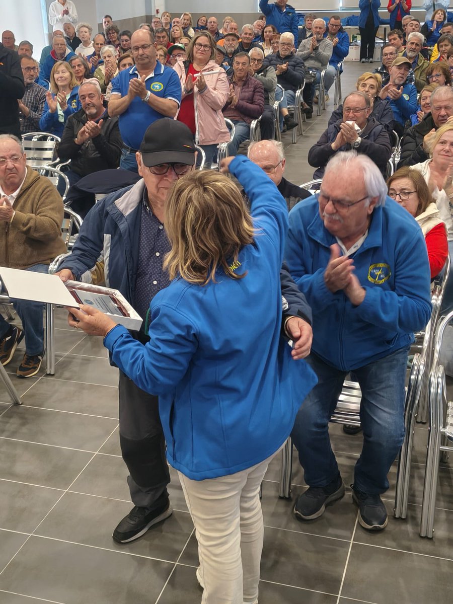 CAPAsturies's tweet photo. Gracias compañeros por mostrarnos siempre que lo mejor de nuestras salidas у concentraciones está en la calidad humana de quienes nos acompañan en ese viaje. 
Sentido homenaje del Club, gracias a las hermosas placas de @FECHUNASTURIES https://t.co/ngP8JxkFvN