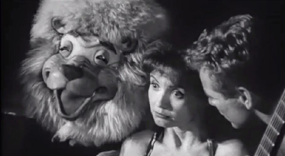 I can't explain this picture. We check out THE BEACH GIRLS AND THE MONSTER! youtube.com/watch?v=W8-GdD…