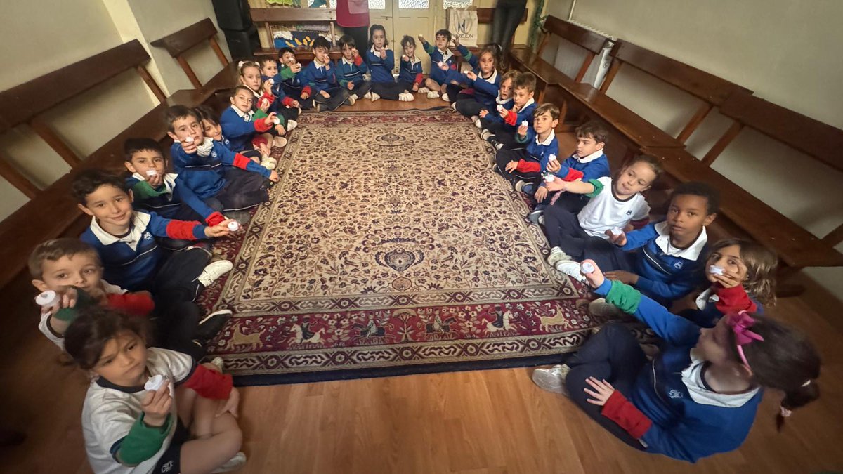 El pasado viernes os informamos del Via Lucis que celebramos en el patio de nuestro cole. Los alumnos de #infantil se han estado preparando a conciencia para la #Pascua con sus particulares celebraciones en el capilla.
