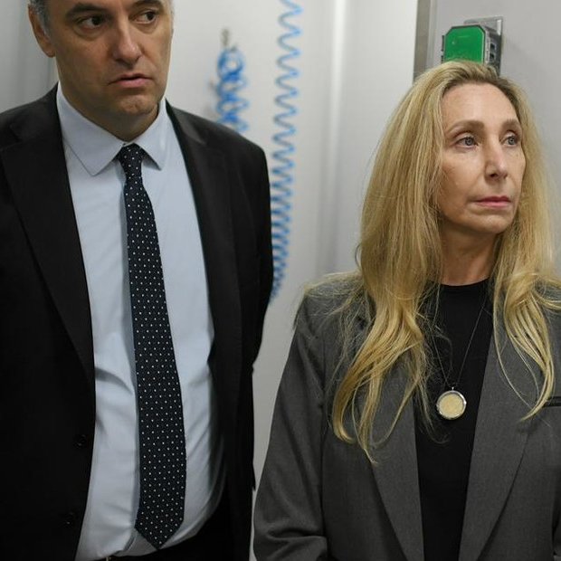 clarincom's tweet image. KARINA MILEI VOLVIÓ A MOSTRARSE CON ADORNI EN UNA VISITA AL MALBRÁN

La secretaria general y el jefe de Gabinete recorrieron el instituto en medio de un fuerte operativo de seguridad. Durante la visita, trabajadores entregaron a Adorni un petitorio por salarios y el deterioro de