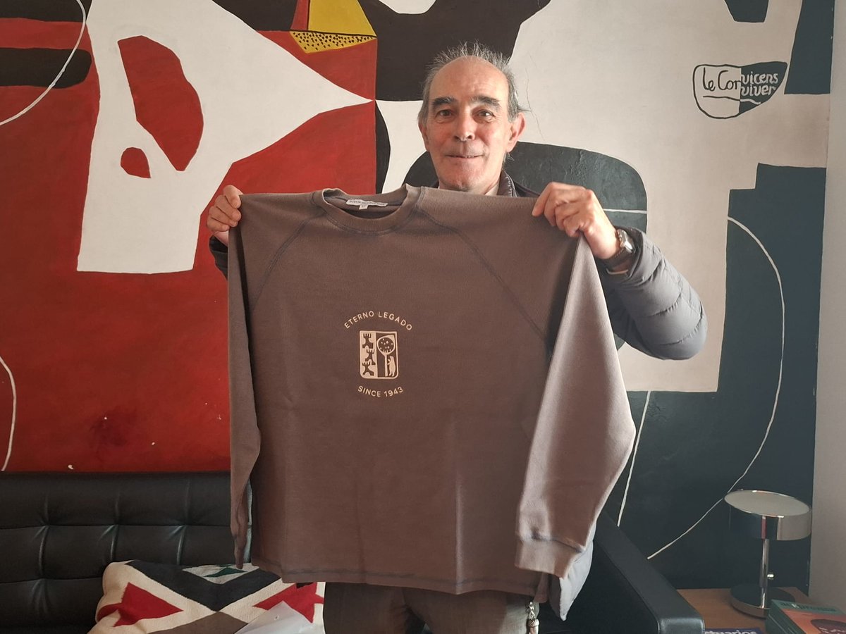 CmMoncloa's tweet photo. Estas cosas nos llenan de orgullo...

El viernes nos visitó Víctor Manuel Jiménez Fernández-Sesma desde Salamanca, decano del curso 81-82.

Se llevó de regalo la sudadera de este curso #EternoLegado.

¡Gracias, Víctor!

Moncloa es para toda la vida. https://t.co/Blpb47SXSt