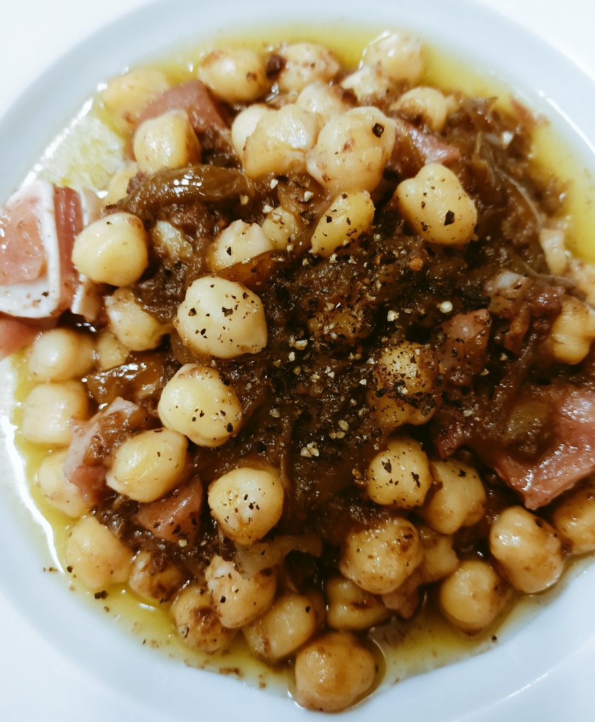 mariobadia's tweet photo. A la 📍 @bodegagol ho toquen tot molt bé.
Els #caragols🐌quan hi fot la mà un de #Lleida tenen segell propi.
@Esmorzarsdefor1 amb el @belvic25 i el @pepmillan79 al barri de 💈#SantAntoni.
- #caragols🐌del dia.
- #capipota
- #cigrons amb #bull i #orella.
@EsmorzarsLleida https://t.co/dAFcDK2JH3