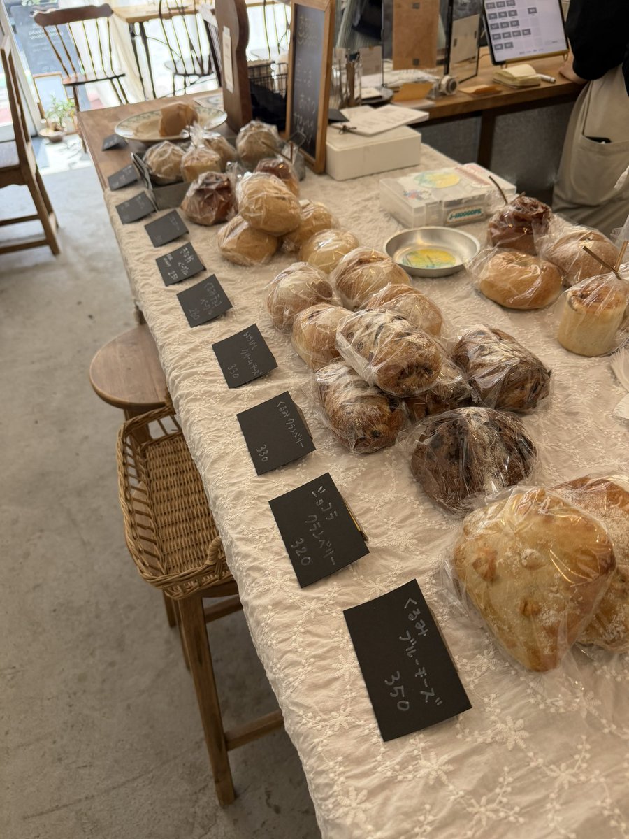 今日は草加のcafeりべいくさん店内で、camomilepanさんが、パンを販売してるとのことで買いに行きました🥐
自家製レーズン酵母と国産小麦で焼き上げたパンで、とても食べ応えのあるずっしりしたパンで美味しいです☆
今度リベイクさんで、ゆっくりカフェラテ飲みたいと思います☆