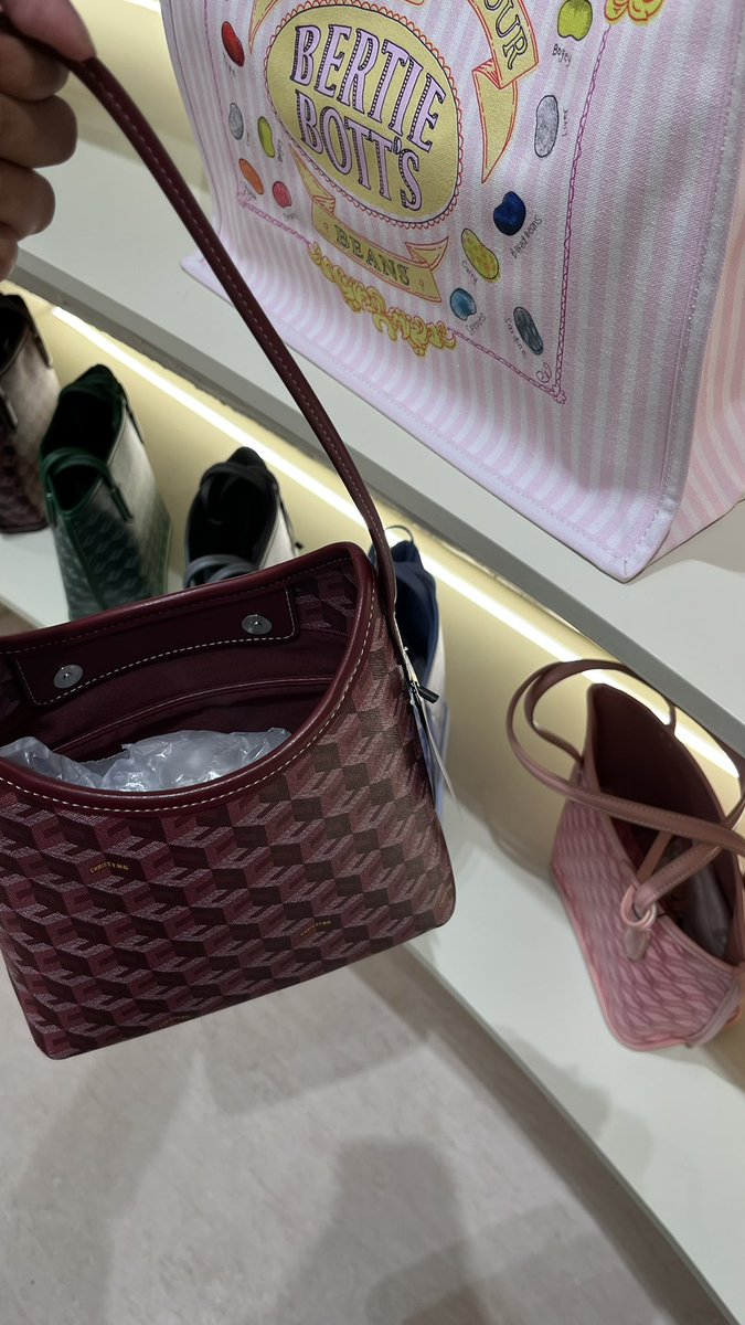 ximocca's tweet photo. @womanfeeds_id kirii bagus kakk, aku punya warna maroon https://t.co/apRNZabUl3