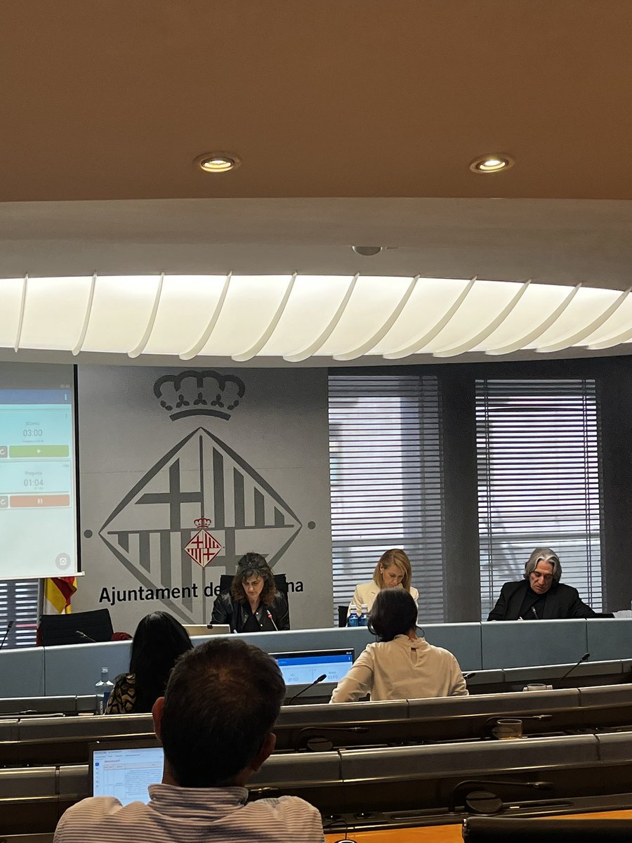 A la comissió de drets socials escoltant com el govern menteix i diu que està negociant i parlant