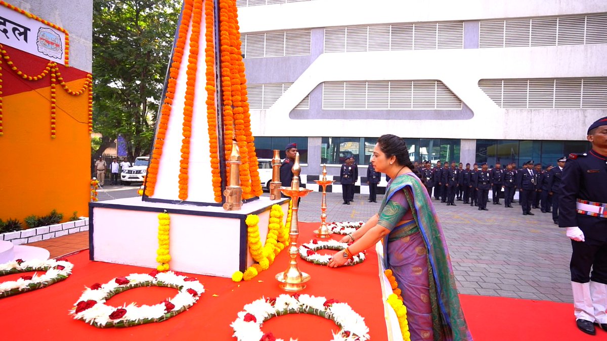 NMMConline's tweet photo. अग्निशमन सेवा दिनानिमित्त नमुंमपा अग्निशमन दलामार्फत शहीद अग्निशमन जवानांना आदरांजली

*सविस्तर वृत्त लिंक* :-
https://t.co/LEYqSqdBbW 

#nmmcfiredepartment #firedepartment #fireday #fireserviceweek #nmmcmayor #mayorsujatapatil #nmmccommissioner #nmmccommissionerkailasshinde 
@MahaDGIPR @MAHA_UDD
