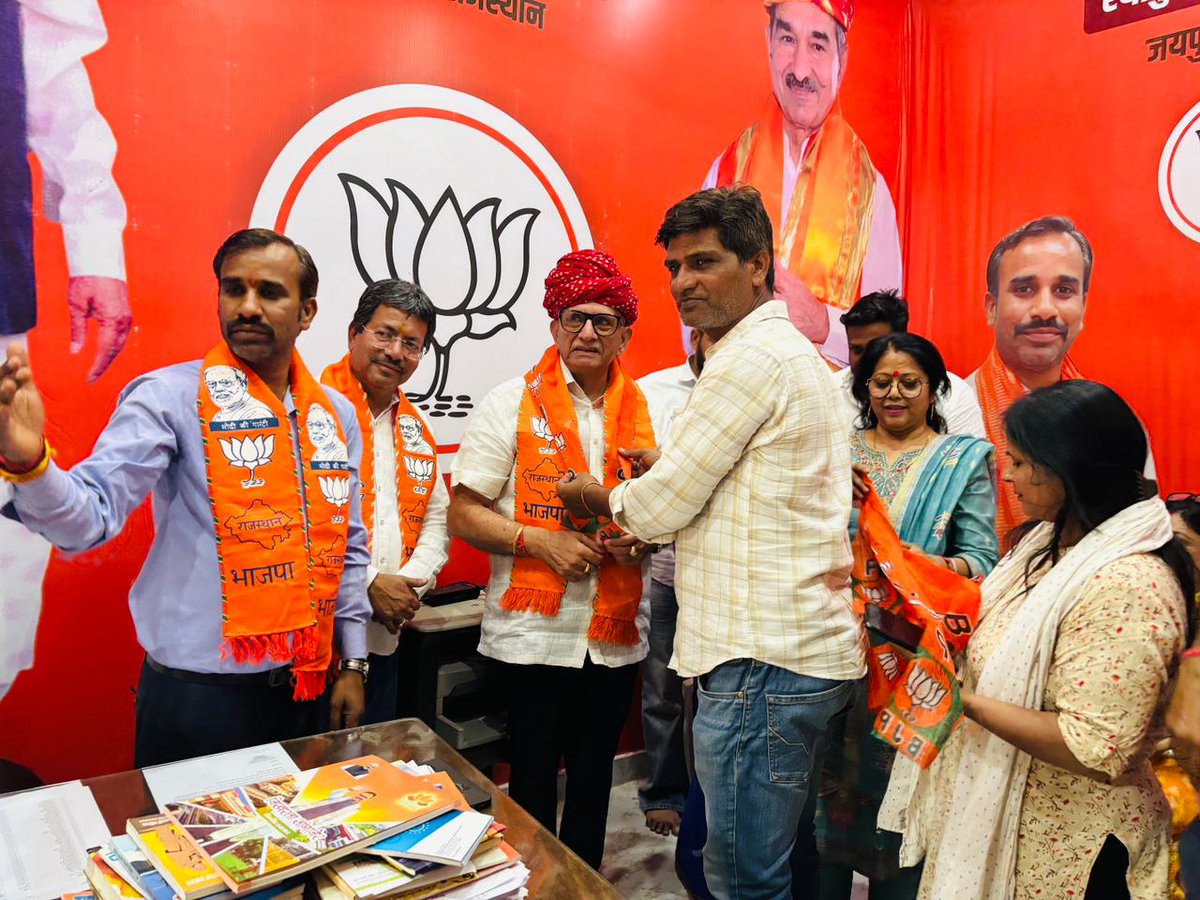 AshokParnamiBJP's tweet image. श्योपुर मंडल और रिद्धि सिद्धि मंडल के समर्पित कार्यकर्ताओं के साथ आत्मीय मुलाकात हुई। संगठन की मजबूती और जनसेवा के संकल्प को और अधिक सशक्त बनाने पर सार्थक चर्चा की। आप सभी साथियों का उत्साह और समर्पण ही हमारी सबसे बड़ी शक्ति है।
#SheopurMandal #RiddhiSiddhiMandal #PublicService