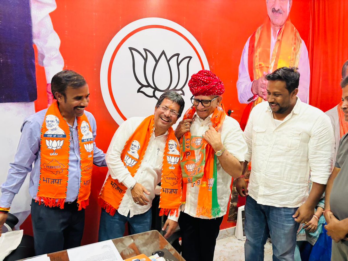 AshokParnamiBJP's tweet image. श्योपुर मंडल और रिद्धि सिद्धि मंडल के समर्पित कार्यकर्ताओं के साथ आत्मीय मुलाकात हुई। संगठन की मजबूती और जनसेवा के संकल्प को और अधिक सशक्त बनाने पर सार्थक चर्चा की। आप सभी साथियों का उत्साह और समर्पण ही हमारी सबसे बड़ी शक्ति है।
#SheopurMandal #RiddhiSiddhiMandal #PublicService