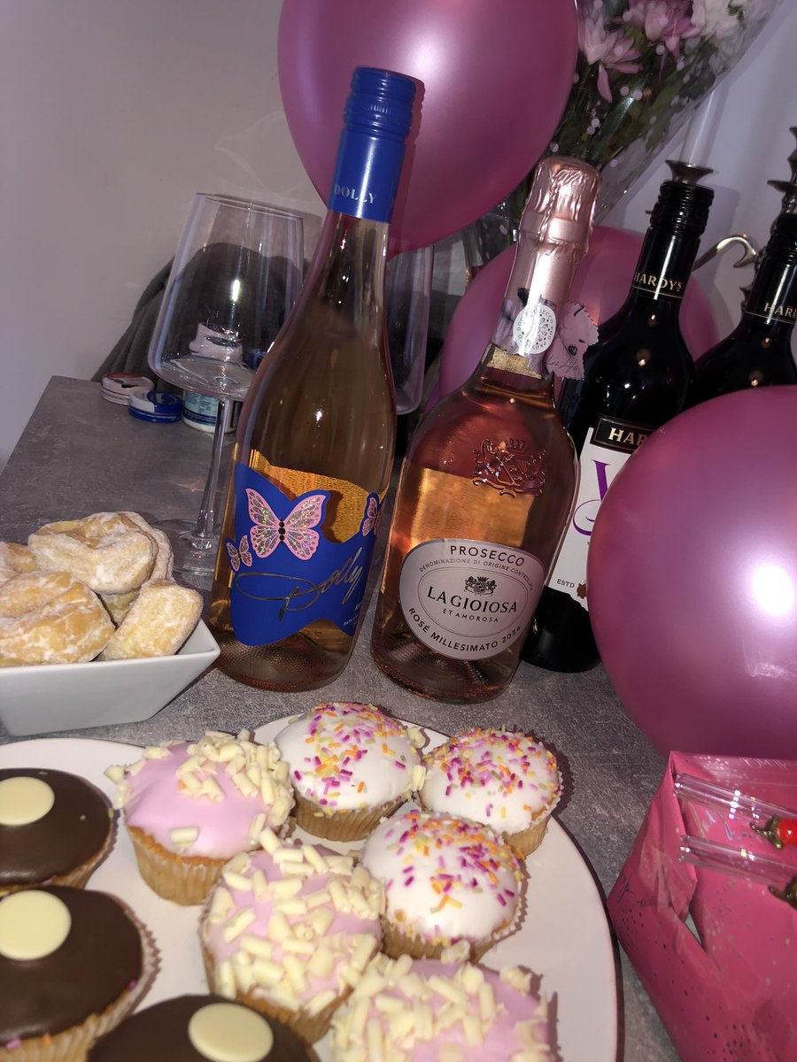 sleepover with my bestie 🩷✨🎈🎈🥂🍾🎉 
And belated birthday presents 🎁 

Bouji for a Monday afternoon 🎉🎈

#Girlsnight #Bestiecatchups #Nibbles