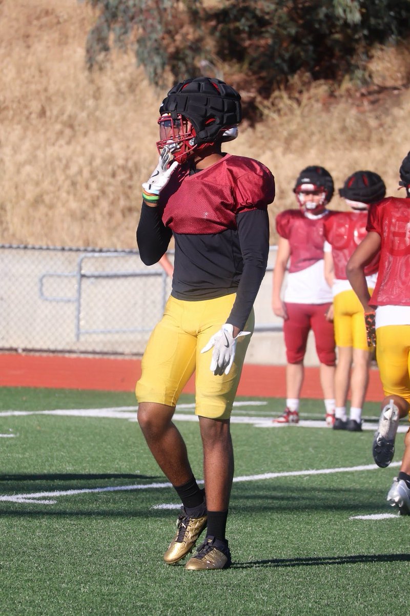 agee_linzel's tweet photo. JUCO season coming up 🏈💪
Full pads on, no shortcuts — just work, grit, and proving who really wants it.
This where dogs are built. Let’s eat. #JUCO #GrindSeason @lequan_w https://t.co/56MtnYaY4a