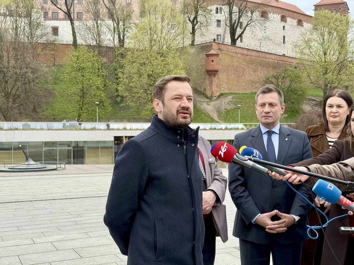 krakow_pl's tweet image. #Krakow #PlacWielkiejArmiiNapoileona #zmiany #Wisla #MuzeumRzekKrakowskich
Plac Wielkiej Armii Napoleona zmieni się całkowicie!
Będą drzewa, cień a także miejsce na relaks i spacer nad Wisłą.
Nowa koncepcja tego miejsca, realizowana w ramach inicjatywy „Da się”  zakłada