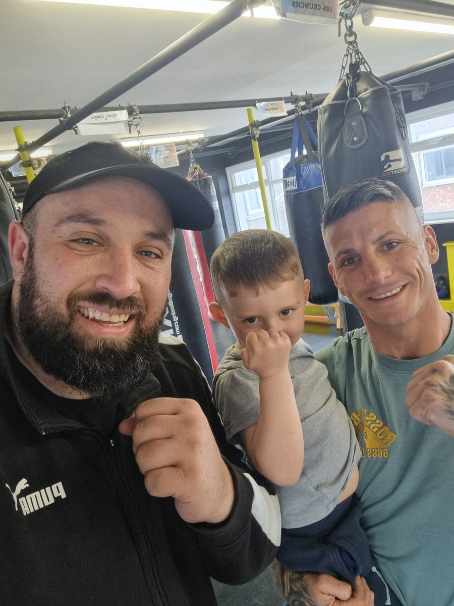 Myers29_'s tweet photo. Nice to visit @ROSSTHEBOSS_B gym today and catch up with the man himself, been a long time brother. Great set up, hard working but rewarding classes, recommend to anyone wanting to get fit 🥵💪🏻🥊 https://t.co/SRQga0SrWE