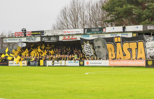 SwefootballEN's tweet photo. Mjällby - this is EMBARRASSING🤦‍♂️

🏆 2025 League winners (record points)
📊 Avg attendance: 5,099

2026 premiere:
❌ 3,884 - WORST in Allsvenskan

You win the league, will qualify for Champions League… and fewer show up? 🫥 https://t.co/dQecbpqBCU