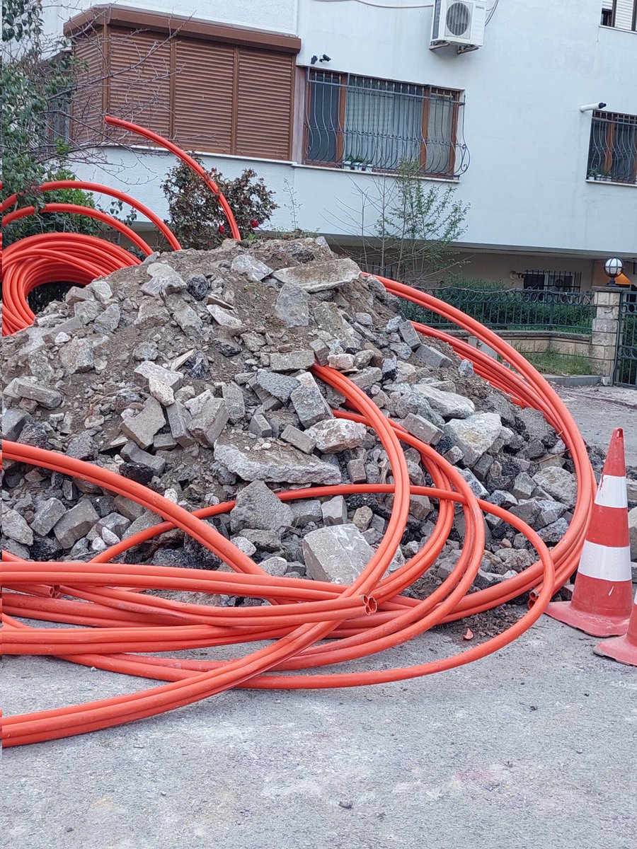aralsy's tweet photo. @sdedetas @uskudarbld @Fiberintenet  Vatandaşın toz toprak içinde olması,çevreye verdiği rahatsızlık, bitmeyen kazılar, asfaltın köstebek yuvasına dönmesi çevre temizlik vergisini ödediğim belediyeyi ilgilenmiyormuş!!! turkcell superonline sorumluluğunda diyor? https://t.co/WpfAsAp0Sk