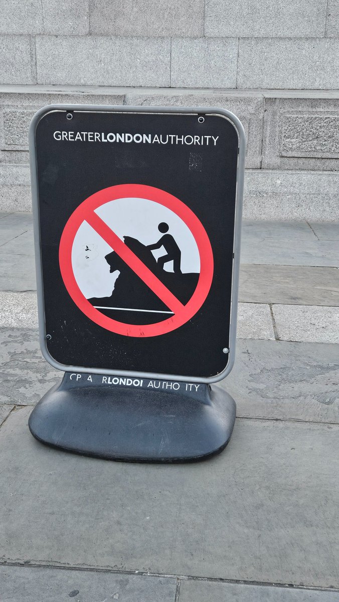 waapaa's tweet photo. Lion surfing is certainly going on my bucket list now @MayorofLondon @LBC @BBCBreaking @SkyNews  #surfing #Trafalgarsquare #lionsurfing https://t.co/v83s4rR84K