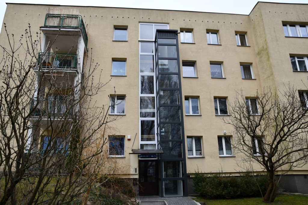 MiastoUrsynow's tweet photo. ‚Jak się nie ma, co się lubi, to się lubi, co się ma – powiedziało sobie 6 rodzin mieszkających przy #Nutki 3/5, zakładając własnymi siłami windę…https://t.co/9RyvJ4aJpu https://t.co/4ba7VMzgTT