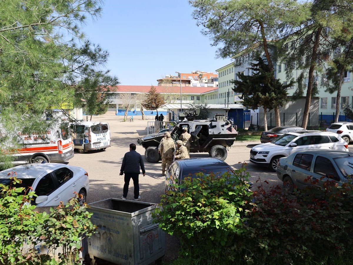 halktvcomtr's tweet image. #SONDAKİKA | Şanlıurfa'nın Siverek ilçesindeki bir okulda, şüpheli av tüfeğiyle rastgele ateş açtı!

Lisede aralarında öğrencilerin de bulunduğu 7 kişi yaralandı!

Şüpheli, okulun içerisine gizlendi...  

📌 Okul ve çevresinden görüntüler

halktv.com.tr/gundem/son-dak…