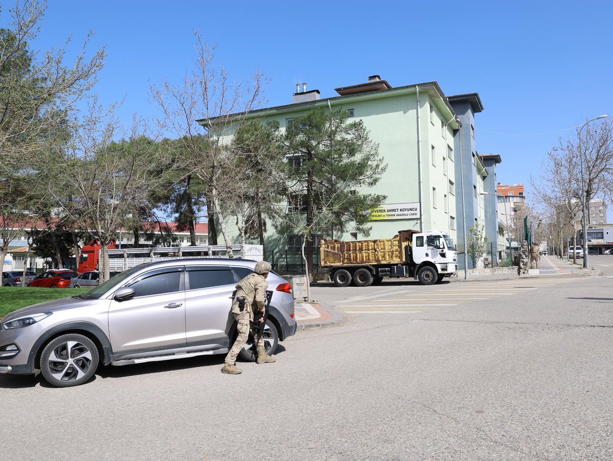 halktvcomtr's tweet image. #SONDAKİKA | Şanlıurfa'nın Siverek ilçesindeki bir okulda, şüpheli av tüfeğiyle rastgele ateş açtı!

Lisede aralarında öğrencilerin de bulunduğu 7 kişi yaralandı!

Şüpheli, okulun içerisine gizlendi...  

📌 Okul ve çevresinden görüntüler

halktv.com.tr/gundem/son-dak…