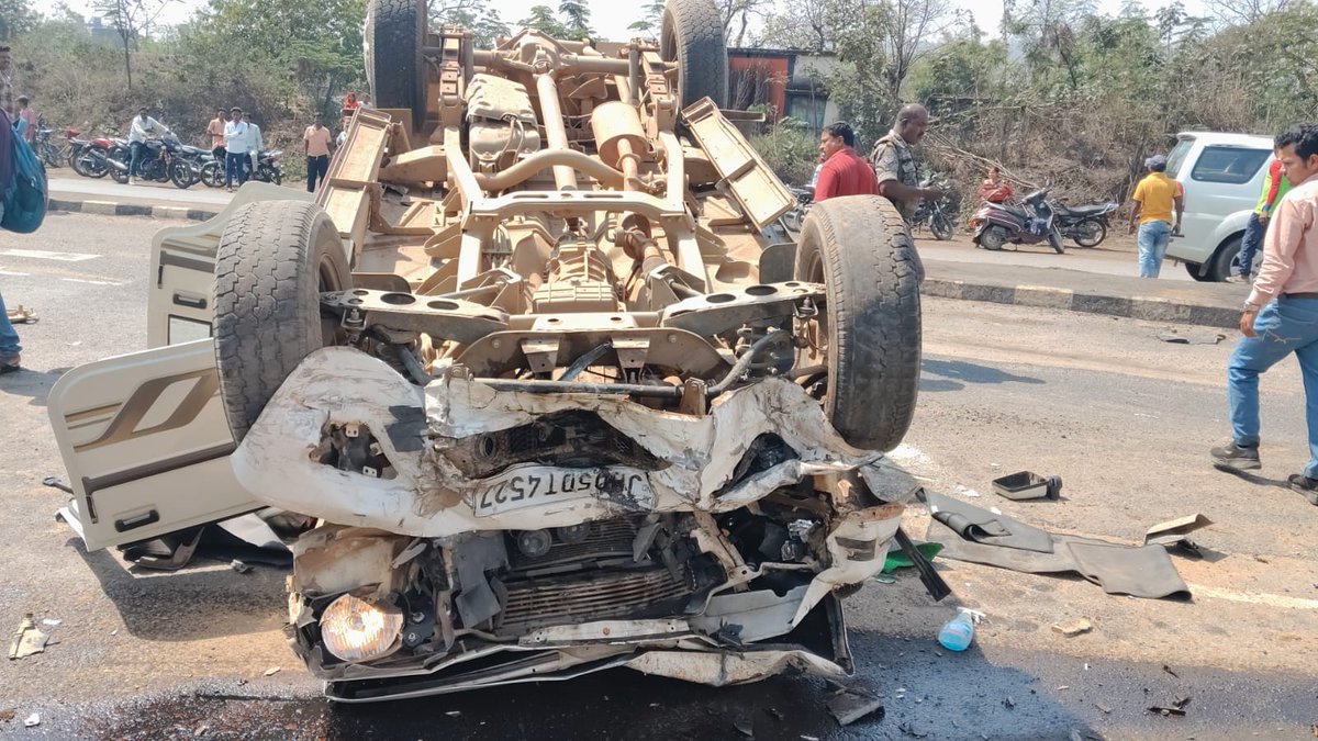 prabhatkhabar's tweet photo. झारखंड: एनएच-33 पर दो कारों की टक्कर में एक की मौत. हादसे में 8 लोग घायल, सभी को अस्पताल भेजा गया. अवैध कटिंग बना दुर्घटना का कारण.
#Jharkhand #RoadAccident #Chandil #BreakingNews #PrabhatKhabar https://t.co/c5pGYmJgBw