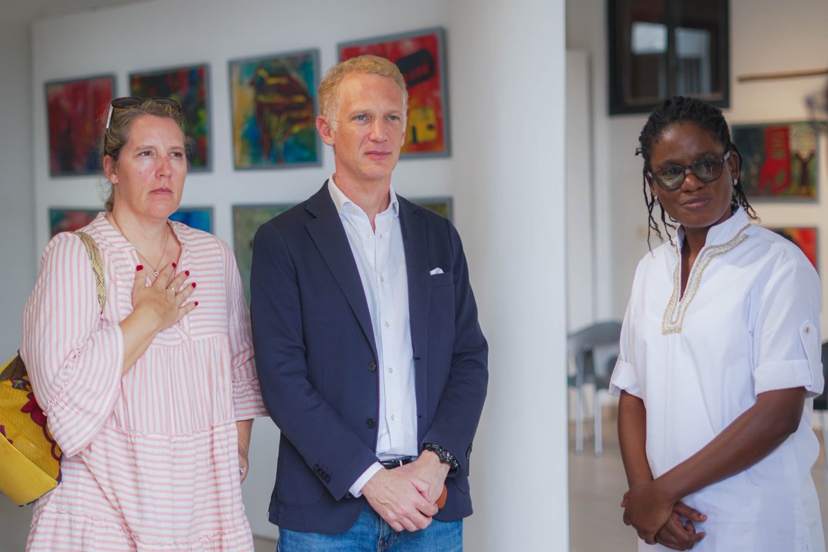 AmbSuisseRDC's tweet photo. #MatondoMingi à @TobeGeraldine et son équipe pour la visite de la maison des arts Losa! Cet espace culturel illustre la puissance de l’art et sa capacité de #guérir, #rassembler et #transformer.
#art #Kinshasa #RDC https://t.co/DPyu24b2GL