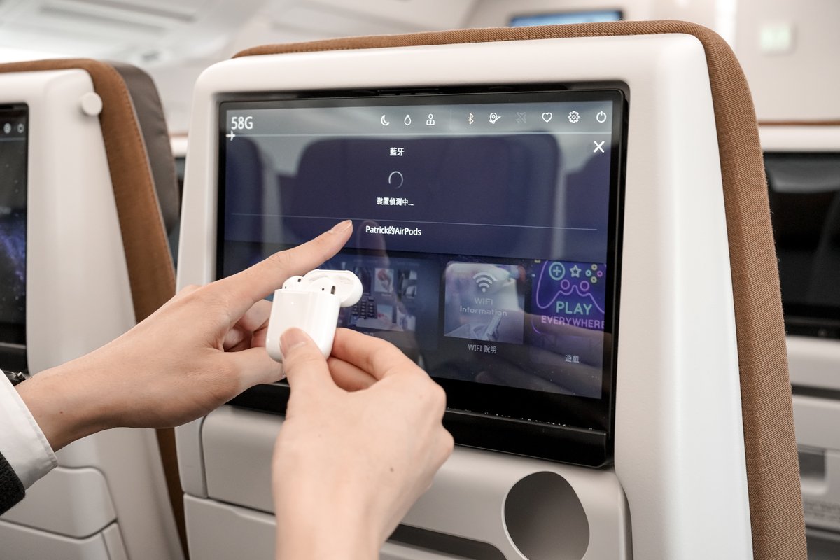 starluxjapan's tweet image. 少しの違いが、旅を大きく変えるかも。
💺横幅にもゆとりある「3-3-3」配列
🔋充電の心配いらず、USB Type-C対応
🎧いつものイヤホンでワイヤレス視聴

これがエコノミークラスの新スタンダード。
#A350 は東京・大阪・米国線で運航中！

#STARLUX #LuxuryBeyondHorizons