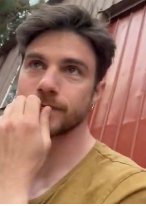 Louisa256 tweet media