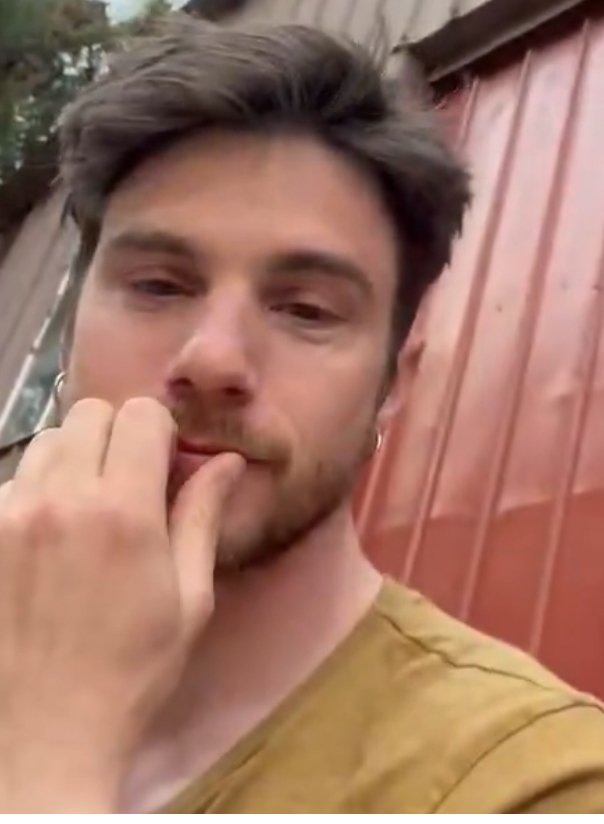 Louisa256 tweet media