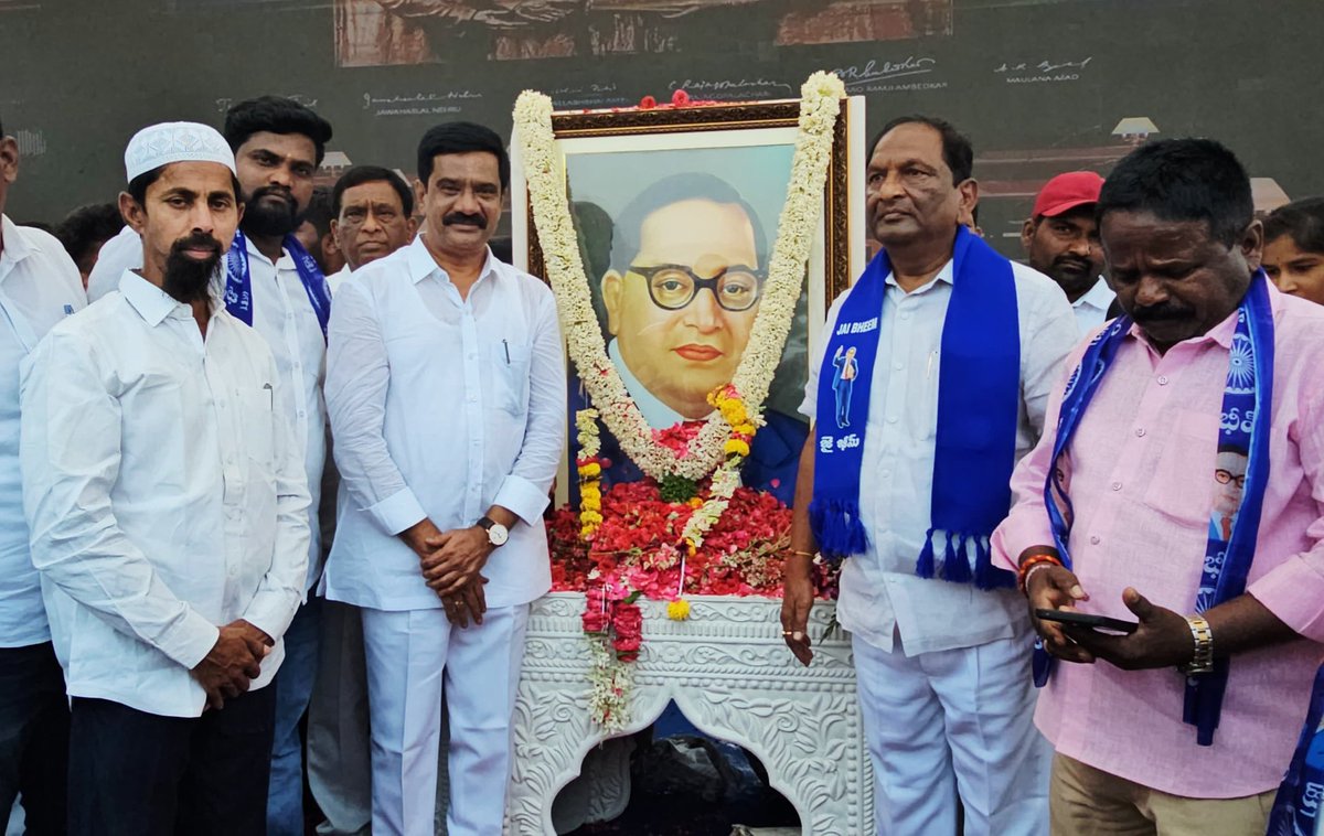 Koppulaeshwar1's tweet photo. Dr. B. R అంబెడ్కర్ 135 వ జయంతి సందర్బంగా ట్యాంక్ బండ్ రోడ్ లో తెలంగాణ తొలి ముఖ్యమంత్రి కేసీఆర్ గారు నెలకొల్పిన  125 అడుగుల అంబెడ్కర్ విగ్రహం వద్ద అయన చిత్రపటానికి పూలతో ఘనమైన నివాళి అర్పించిన మాజీ మంత్రులు కొప్పుల ఈశ్వర్ ఎమ్మెల్యే వేముల ప్రశాంత్ రెడ్డి... https://t.co/HIgbAds06y