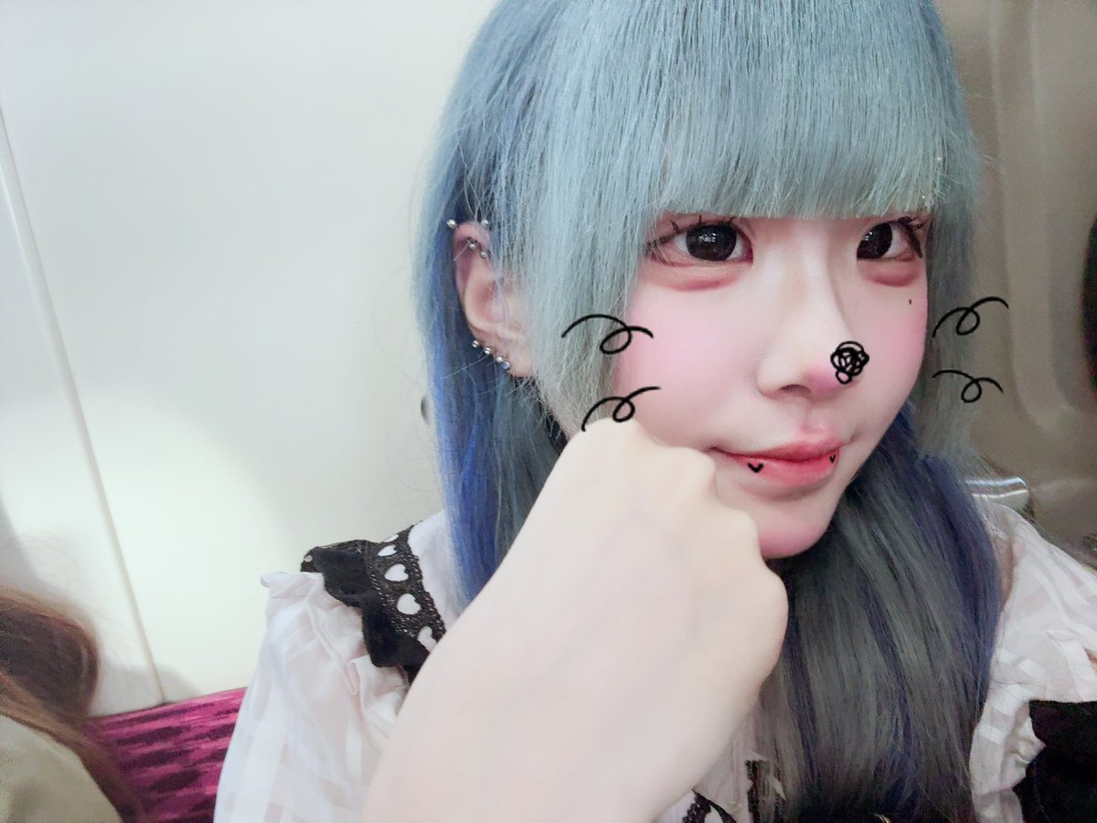 こっち見んな tweet media