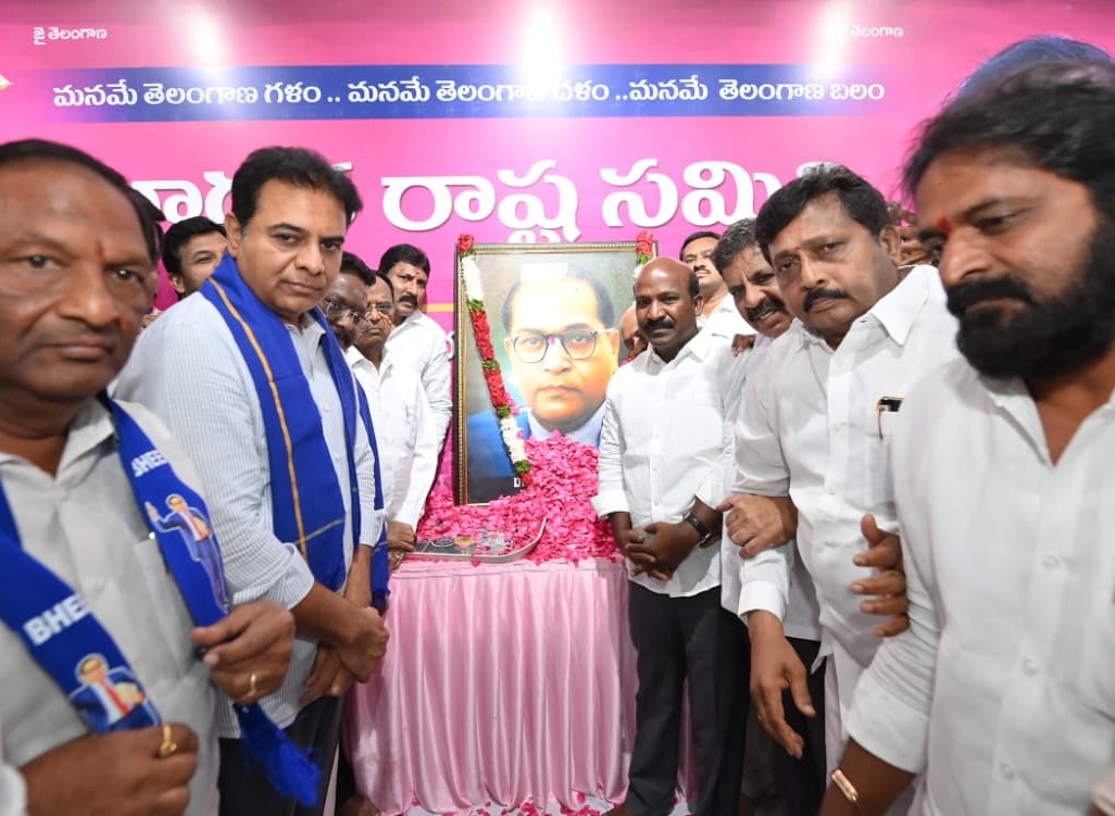 ChirumarthyBRS's tweet photo. భారతరత్న డాక్టర్ బీఆర్ అంబేద్కర్ జయంతి సందర్భంగా తెలంగాణ భవన్‌లో బీఆర్ఎస్ వర్కింగ్ ప్రెసిడెంట్ కేటీఆర్ గారు మరియు పార్టీ శ్రేణులతో కలిసి అంబేద్కర్ చిత్రపటానికి పుష్పాంజలి ఘటించి నివాళులర్పించడం జరిగింది.

#ambedkarjayanthi #jaibheem https://t.co/R1YdW8uAxd