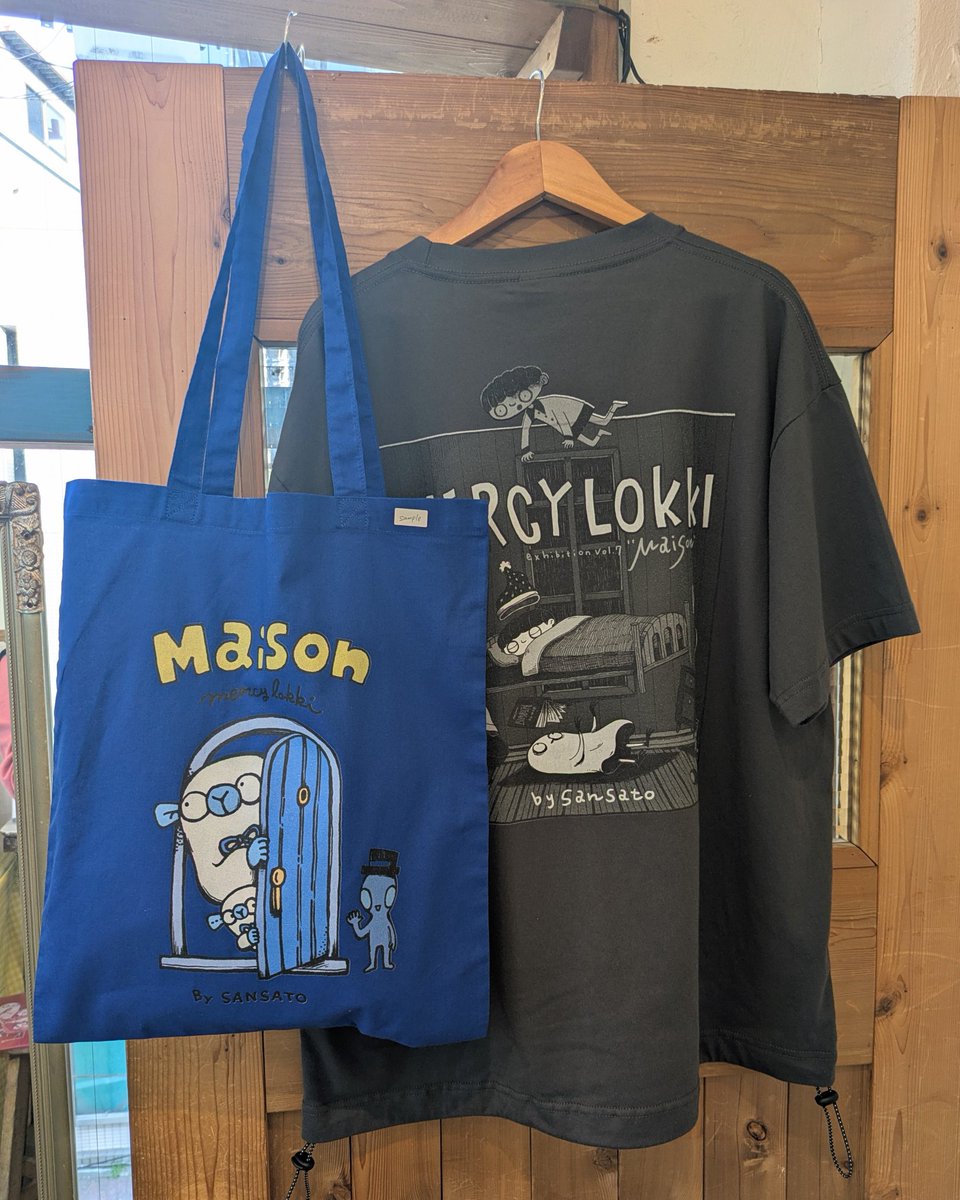 裏側は4種類共通で、今回の作品展のロゴ入り🏠️
Tシャツと並べるとこんな感じです
大きめで存在感があります！