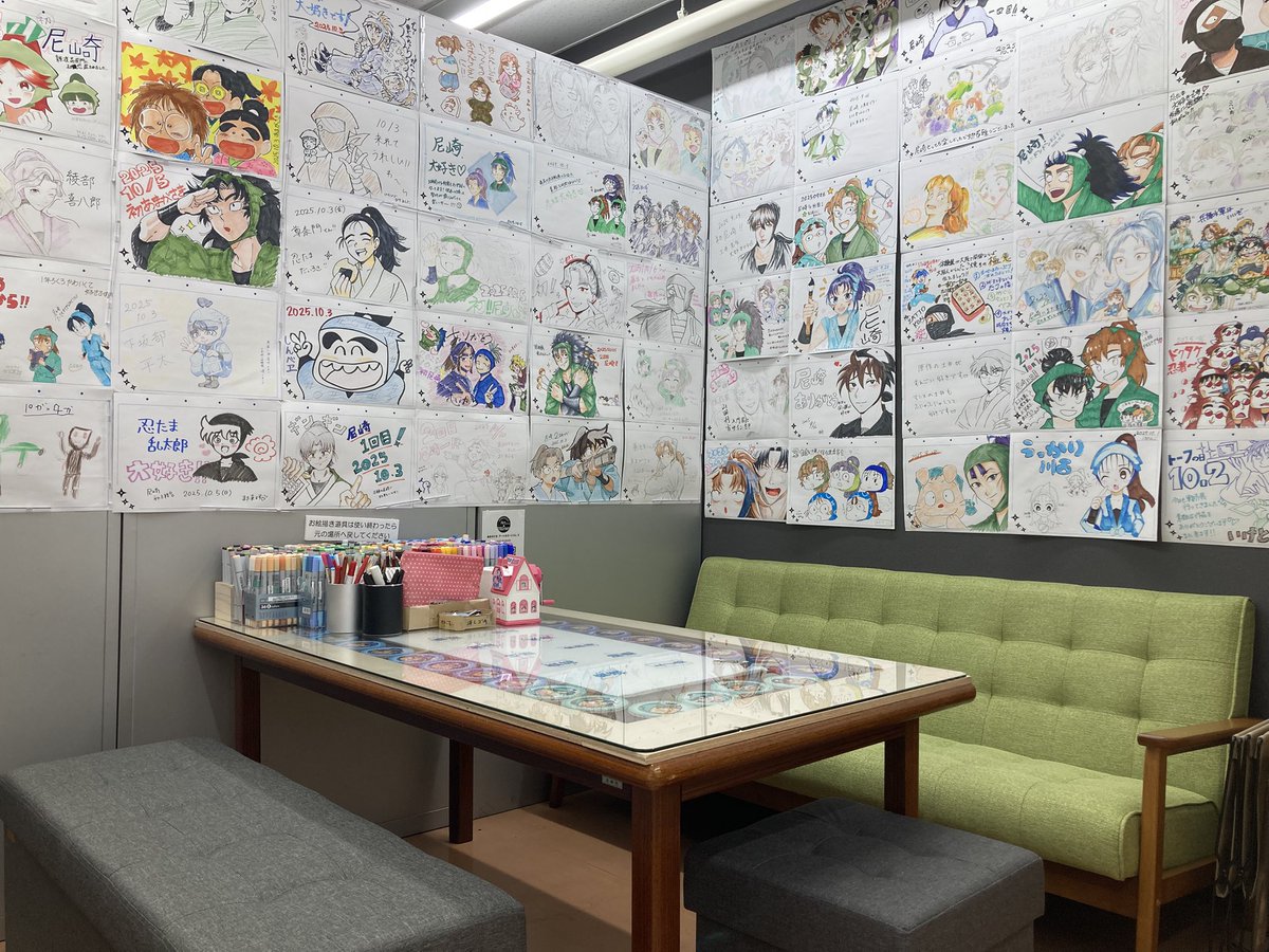 🌈お絵描きコーナー情報✨️
尼子騒兵衛漫画ギャラリーお絵描きコーナーの絵を貼り替えました🎨 🖍
また、ソファーも新しくなりました！🪑

18日からの企画展開催に向けて、少しずつ準備進んでいます🙌