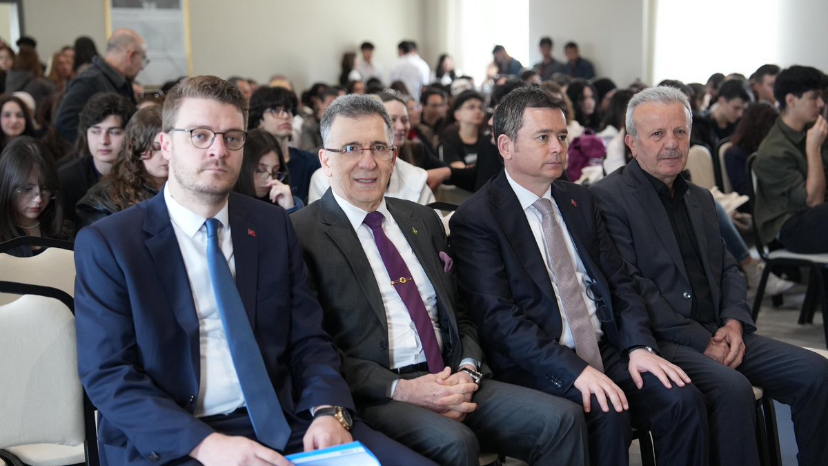 erkanecz's tweet photo. Bursa’nın eğitim çınarı Bursa Erkek Lisesi’nde, bu yıl ikincisi düzenlenen BELTALKS 26’nın konuğuyduk. 
"Yapay Zeka Dünyasında Gerçek Öğrenci Sesi" temasıyla, dijital çağda özgün ifade becerilerini ve eğitimin dönüşümünü gençlerin enerji dolu sunumlarıyla değerlendirdik. 

Teknolojinin hızla değiştiği bu dönemde, gençler de kendi yollarını çiziyor ve dünyayı dönüştürüyor. 

Bursa’nın kent kimliğinde özel bir yeri olan Bursa Erkek Lisesi’nde bizleri ağırlayan Okul Müdürü Şahin Boztepe’ye, tüm öğretmenlerimize ve gençlere teşekkür ediyorum.