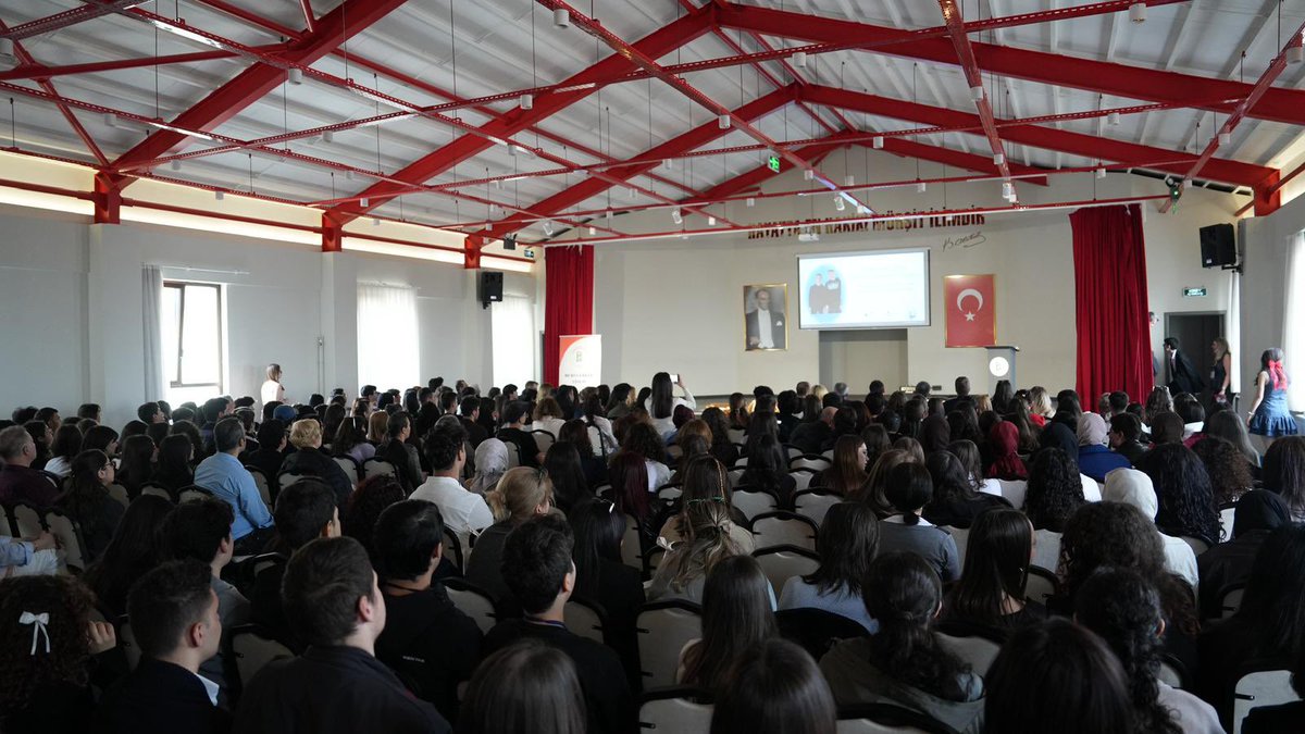 erkanecz's tweet photo. Bursa’nın eğitim çınarı Bursa Erkek Lisesi’nde, bu yıl ikincisi düzenlenen BELTALKS 26’nın konuğuyduk. 
"Yapay Zeka Dünyasında Gerçek Öğrenci Sesi" temasıyla, dijital çağda özgün ifade becerilerini ve eğitimin dönüşümünü gençlerin enerji dolu sunumlarıyla değerlendirdik. 

Teknolojinin hızla değiştiği bu dönemde, gençler de kendi yollarını çiziyor ve dünyayı dönüştürüyor. 

Bursa’nın kent kimliğinde özel bir yeri olan Bursa Erkek Lisesi’nde bizleri ağırlayan Okul Müdürü Şahin Boztepe’ye, tüm öğretmenlerimize ve gençlere teşekkür ediyorum.
