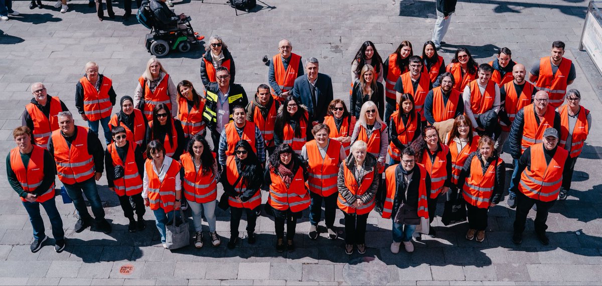 Albiol_XG's tweet photo. ¡Bienvenidos! 🙌🙌 Damos la bienvenida a los 40 nuevos agentes cívicos que desde hace unos días ya están trabajando en todos los barrios de #Badalona. 

Con esta iniciativa logramos un doble objetivo: ofrecer una oportunidad laboral a personas que lo necesitan y, al mismo tiempo, reforzar la convivencia en nuestras calles.

Durante el próximo año, estos agentes informarán y sensibilizarán a la ciudadanía, detectarán incidencias, darán apoyo en eventos de ciudad y ayudarán a nuestros mayores, entre otras tareas. Un trabajo de proximidad esencial para tener una ciudad más cívica y cuidada.

Seguimos trabajando para mejorar Badalona y el día a día de nuestros vecinos. 💪💪