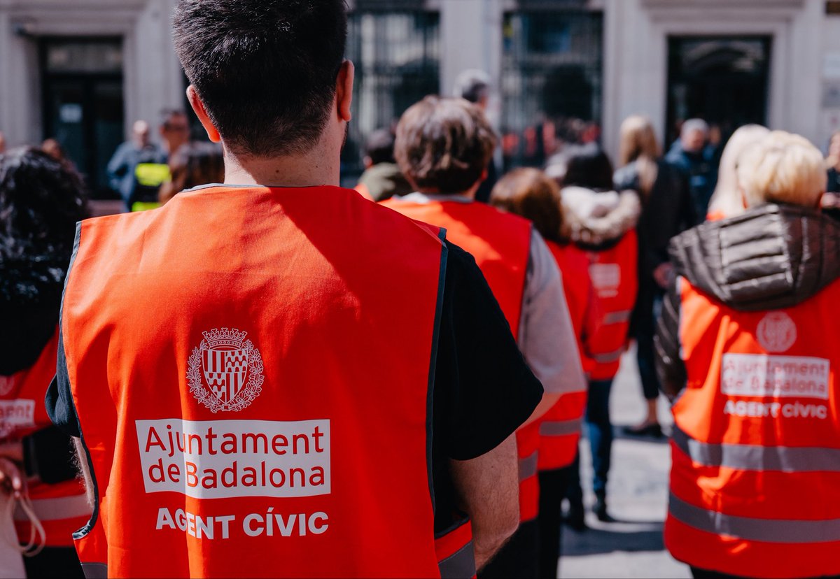 Albiol_XG's tweet photo. ¡Bienvenidos! 🙌🙌 Damos la bienvenida a los 40 nuevos agentes cívicos que desde hace unos días ya están trabajando en todos los barrios de #Badalona. 

Con esta iniciativa logramos un doble objetivo: ofrecer una oportunidad laboral a personas que lo necesitan y, al mismo tiempo, reforzar la convivencia en nuestras calles.

Durante el próximo año, estos agentes informarán y sensibilizarán a la ciudadanía, detectarán incidencias, darán apoyo en eventos de ciudad y ayudarán a nuestros mayores, entre otras tareas. Un trabajo de proximidad esencial para tener una ciudad más cívica y cuidada.

Seguimos trabajando para mejorar Badalona y el día a día de nuestros vecinos. 💪💪