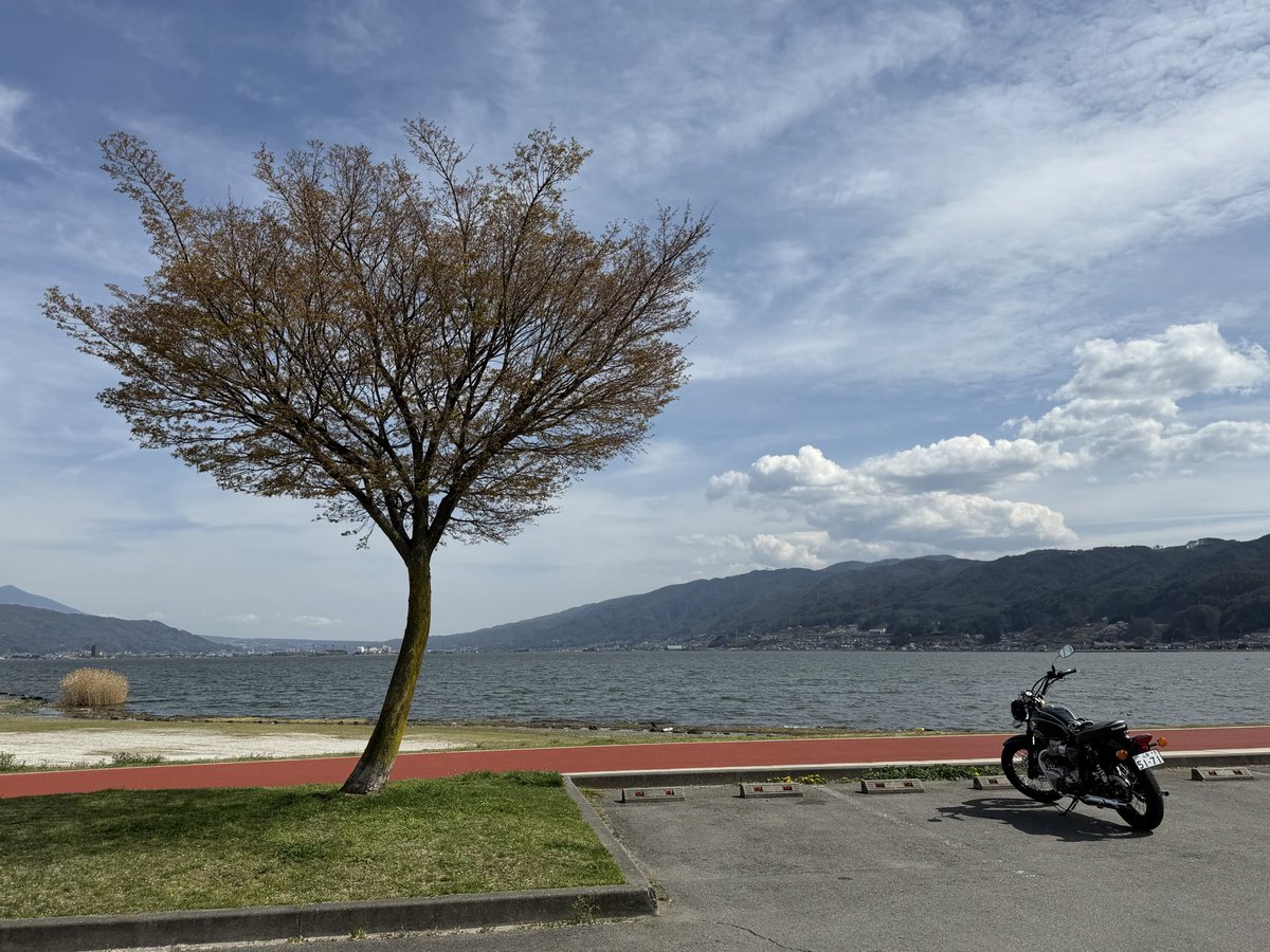 cat_momosu's tweet photo. 晩春の諏訪湖へソロツーリング
バーチカルツインのサウンドと振動が心地良い

#メグロk3
#諏訪湖 
#hets https://t.co/Mg90GKKgBm