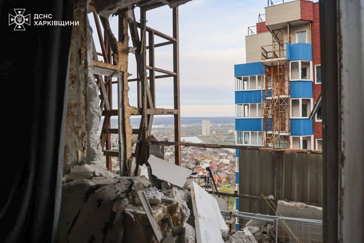 ukraine_world's tweet image. Aftermath of a Russian UAV strike on a residential high-rise building in #Kharkiv.

A 44-year-old woman was injured, the State Emergency Service reports.

📷: SES of Kharkiv Oblast