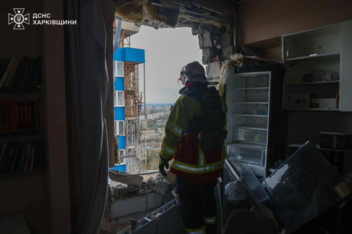 ukraine_world's tweet image. Aftermath of a Russian UAV strike on a residential high-rise building in #Kharkiv.

A 44-year-old woman was injured, the State Emergency Service reports.

📷: SES of Kharkiv Oblast