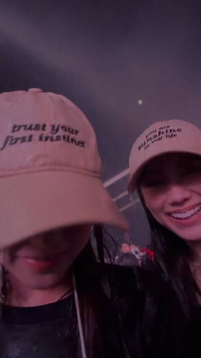 ข้อความบนหมวก
🧸: Trust your first instinct
🦋: You are sunshine in my life

เชี่ยยยยยยยยยยยยย มีใครให้หวานกว่านี้อีกไหม โคตรจะโรแมนติก โคตรจะแฟนกัน โคตรจะบ้าไปแล้วตอนนี้ 🫣
#LalinaLena #MiuNatsha #LenaMiu
#LMPFK