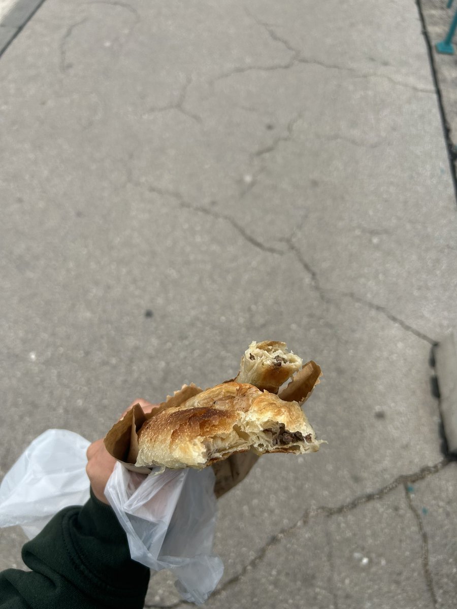 ___mizuki75's tweet photo. ボレックにハマりすぎて毎朝パン屋を見つけては食べてる。
国にもよるが€1〜2.5€くらいかな(?)
パン屋によって玉ねぎたっぷりだったり、生地がさくさくだったり。
たまに大ハズレ店もある https://t.co/n3umo3PTyu