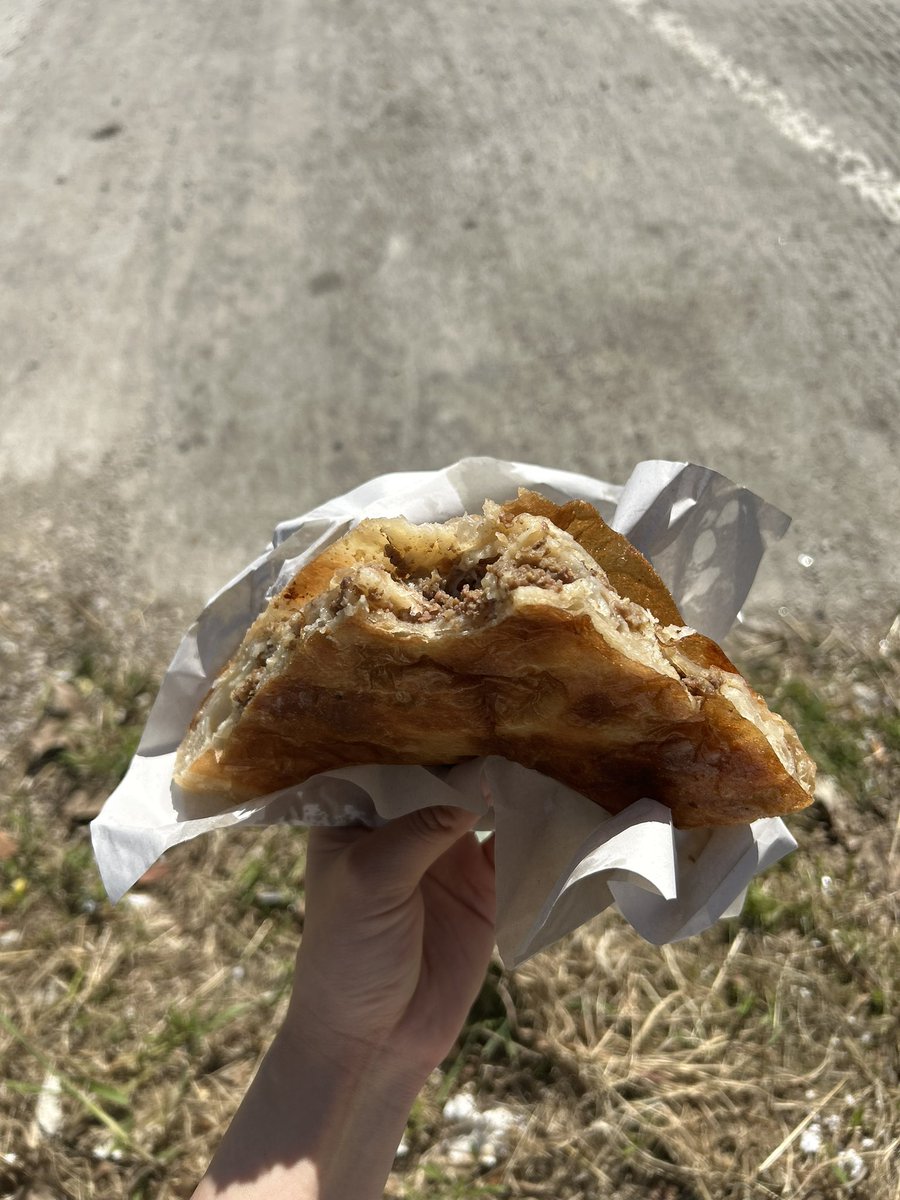 ___mizuki75's tweet photo. ボレックにハマりすぎて毎朝パン屋を見つけては食べてる。
国にもよるが€1〜2.5€くらいかな(?)
パン屋によって玉ねぎたっぷりだったり、生地がさくさくだったり。
たまに大ハズレ店もある https://t.co/n3umo3PTyu