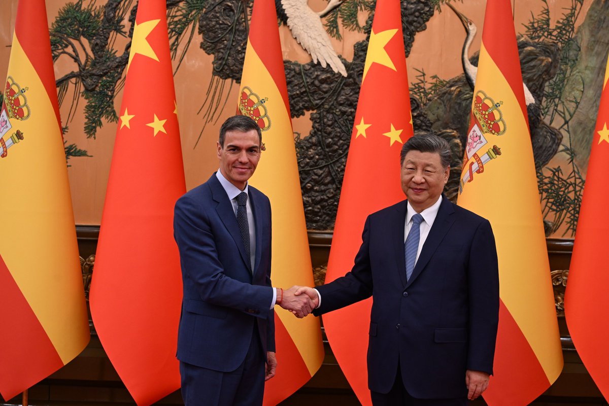 sanchezcastejon's tweet image. Hoy, con el presidente Xi Jinping he constatado que el vínculo entre España y China sale reforzado tras este viaje oficial.

En un mundo cada vez más incierto, España apuesta por una relación UE-China basada en la confianza, el diálogo y la estabilidad.

Debemos seguir avanzando