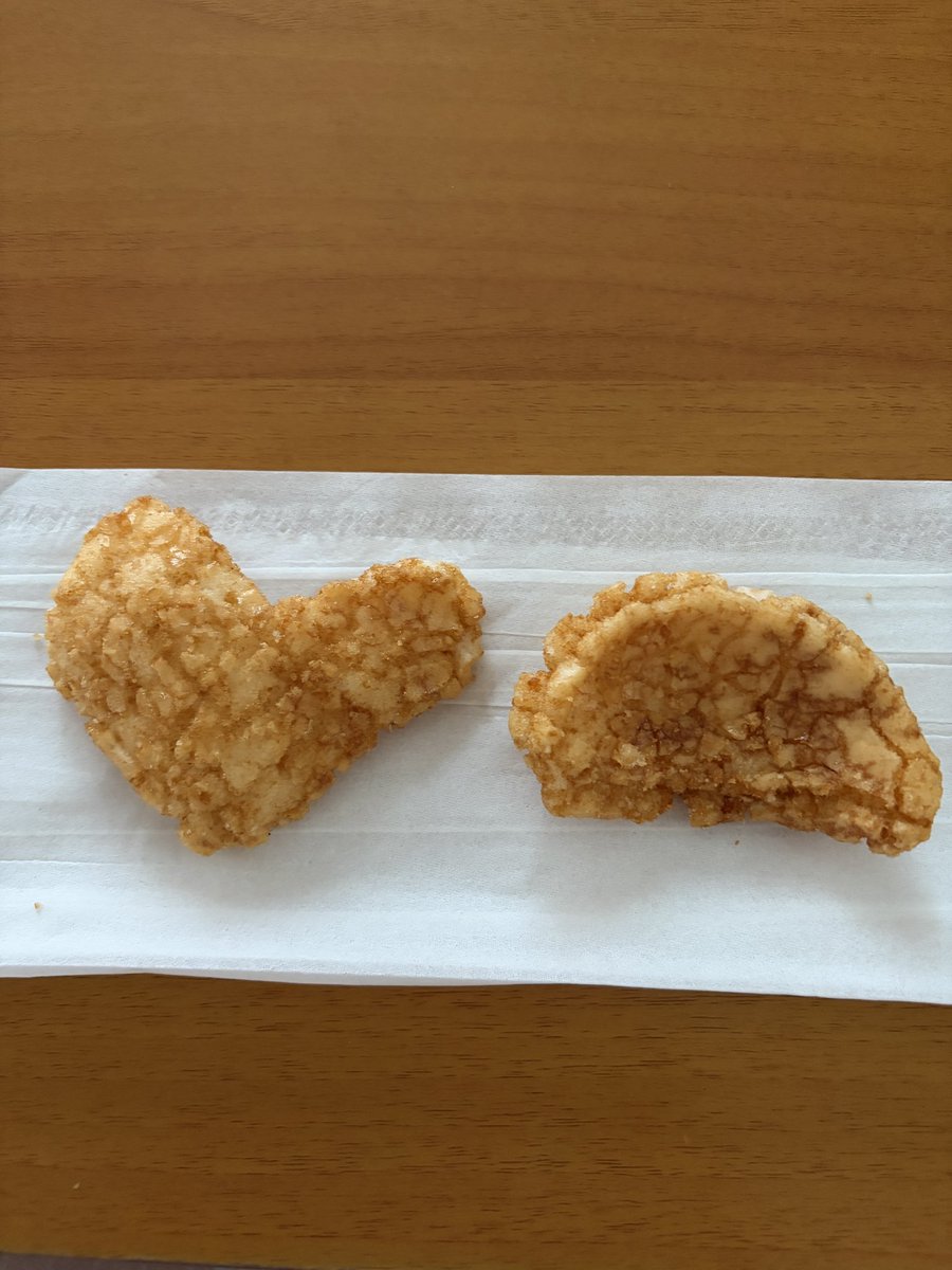 0115Ma24's tweet photo. アウトレット品の歌舞伎揚の中に
ハートっぽい形の物が😊
歌舞伎揚美味しい♪
#歌舞伎揚
#お煎餅 https://t.co/WkohTYw00w